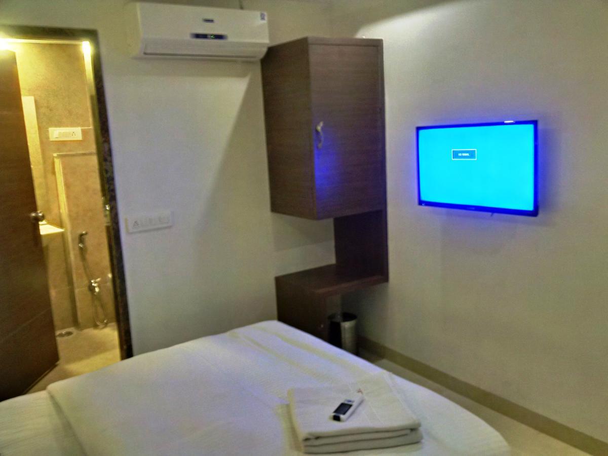 Hotel Chandragupta Uddzsaín Kültér fotó