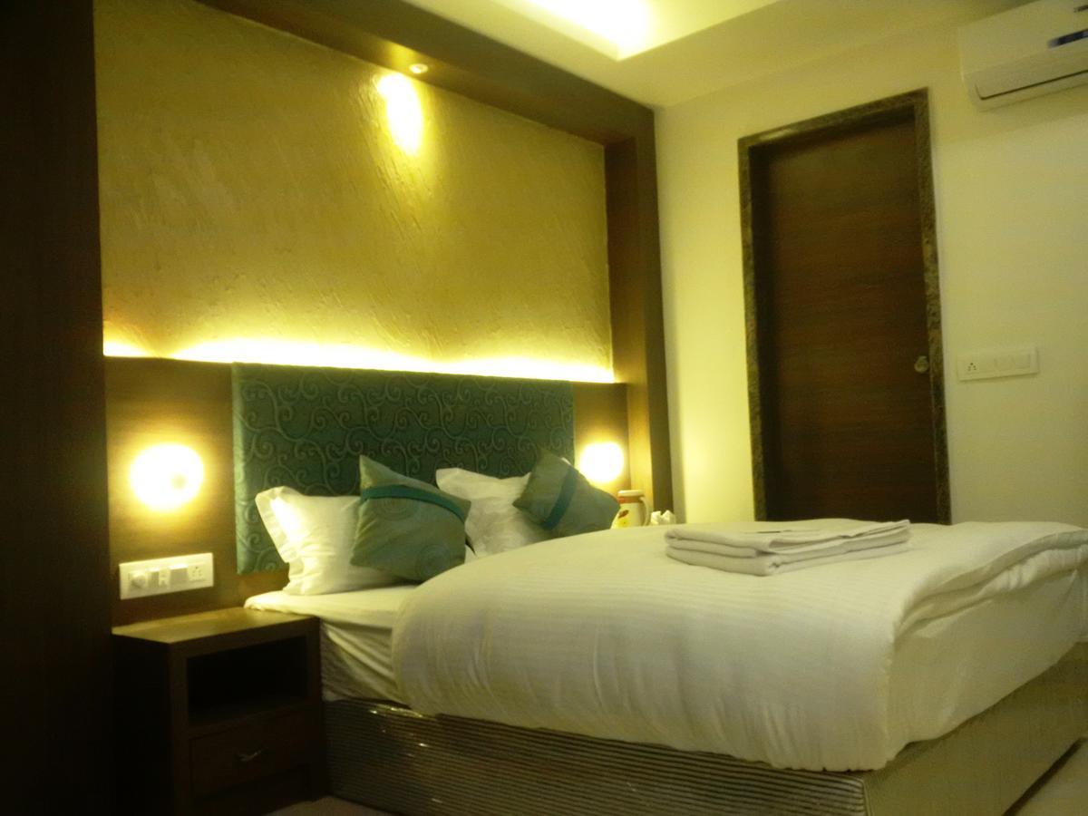 Hotel Chandragupta Uddzsaín Kültér fotó