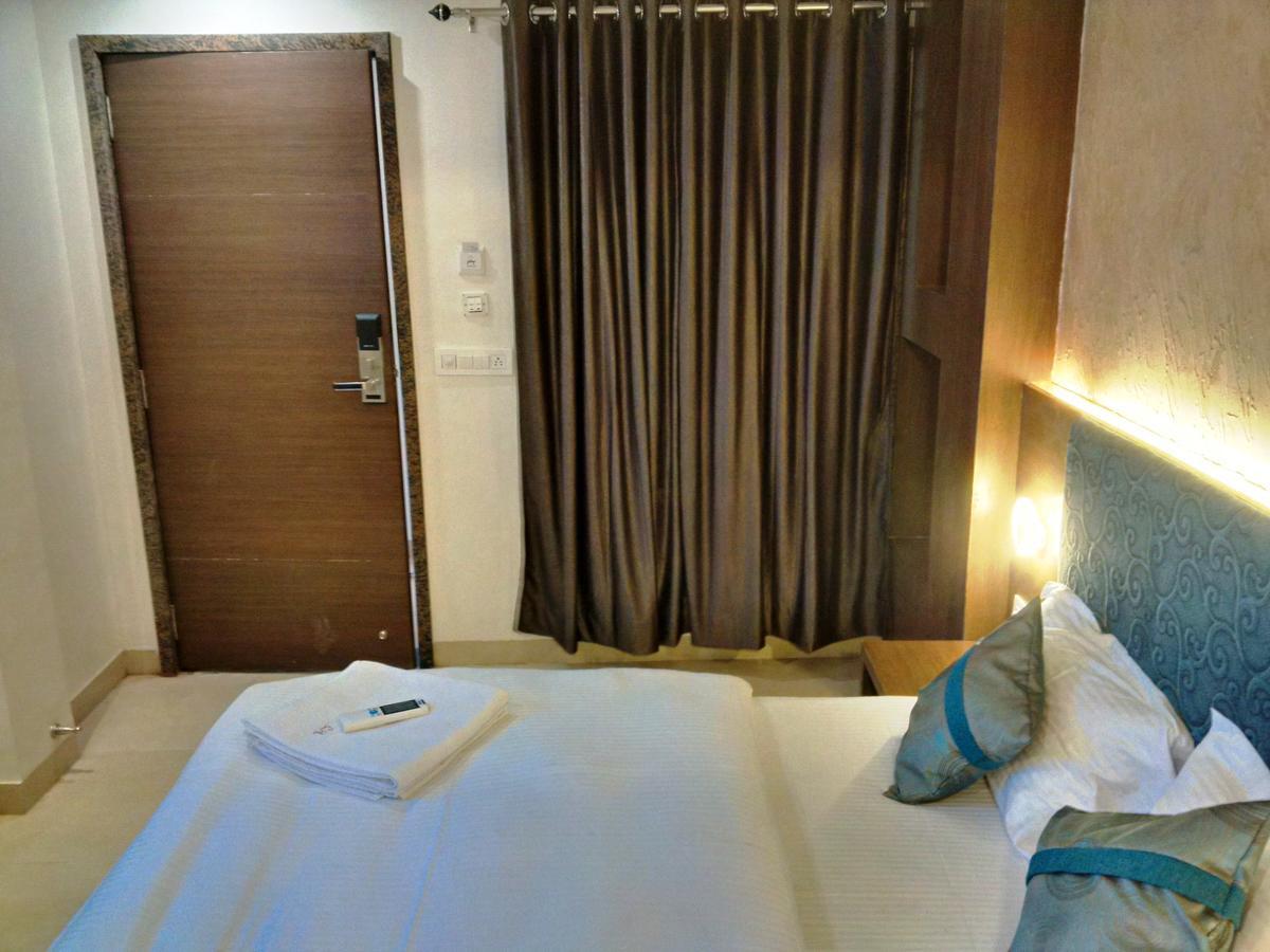 Hotel Chandragupta Uddzsaín Kültér fotó