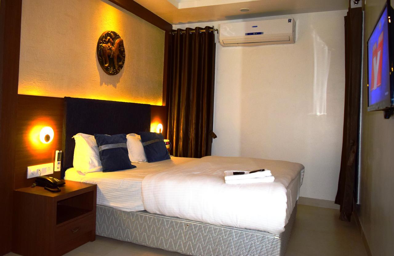 Hotel Chandragupta Uddzsaín Kültér fotó