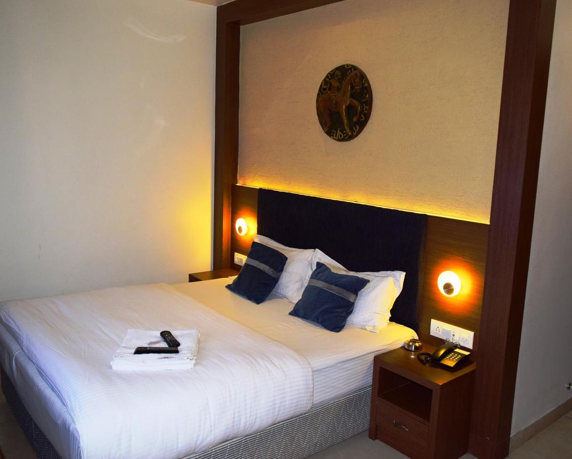 Hotel Chandragupta Uddzsaín Kültér fotó