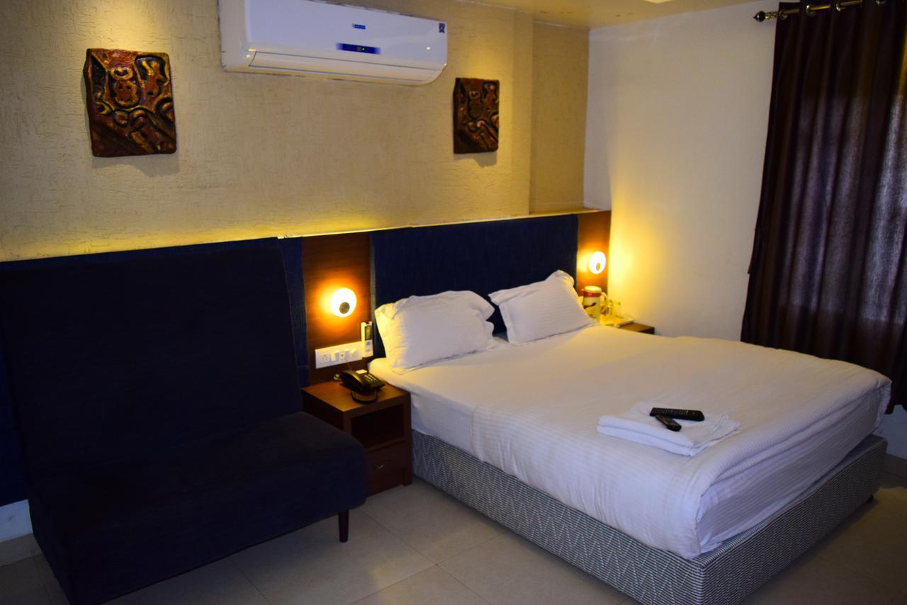Hotel Chandragupta Uddzsaín Kültér fotó
