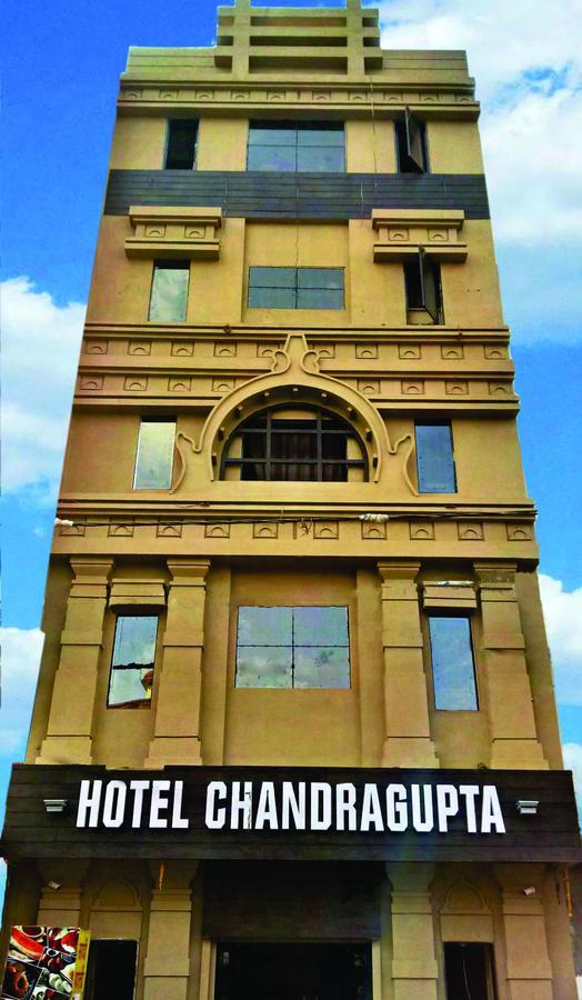 Hotel Chandragupta Uddzsaín Kültér fotó
