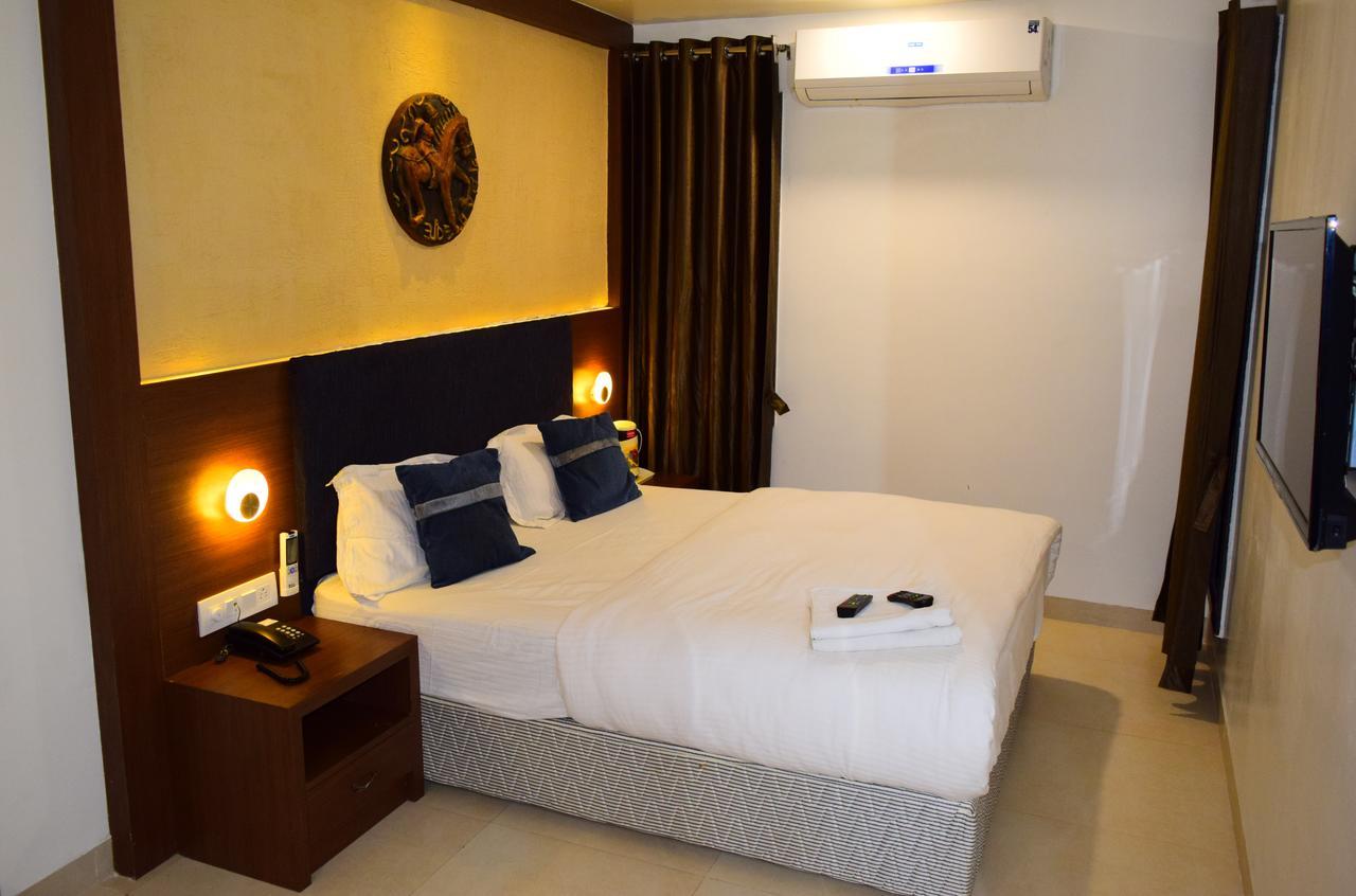 Hotel Chandragupta Uddzsaín Kültér fotó